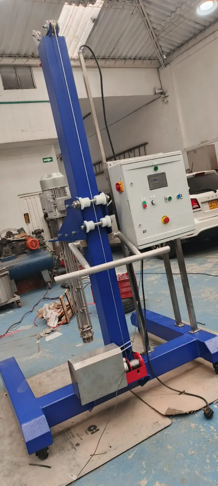 Sistema de agitación vertical con elevador y base móvil